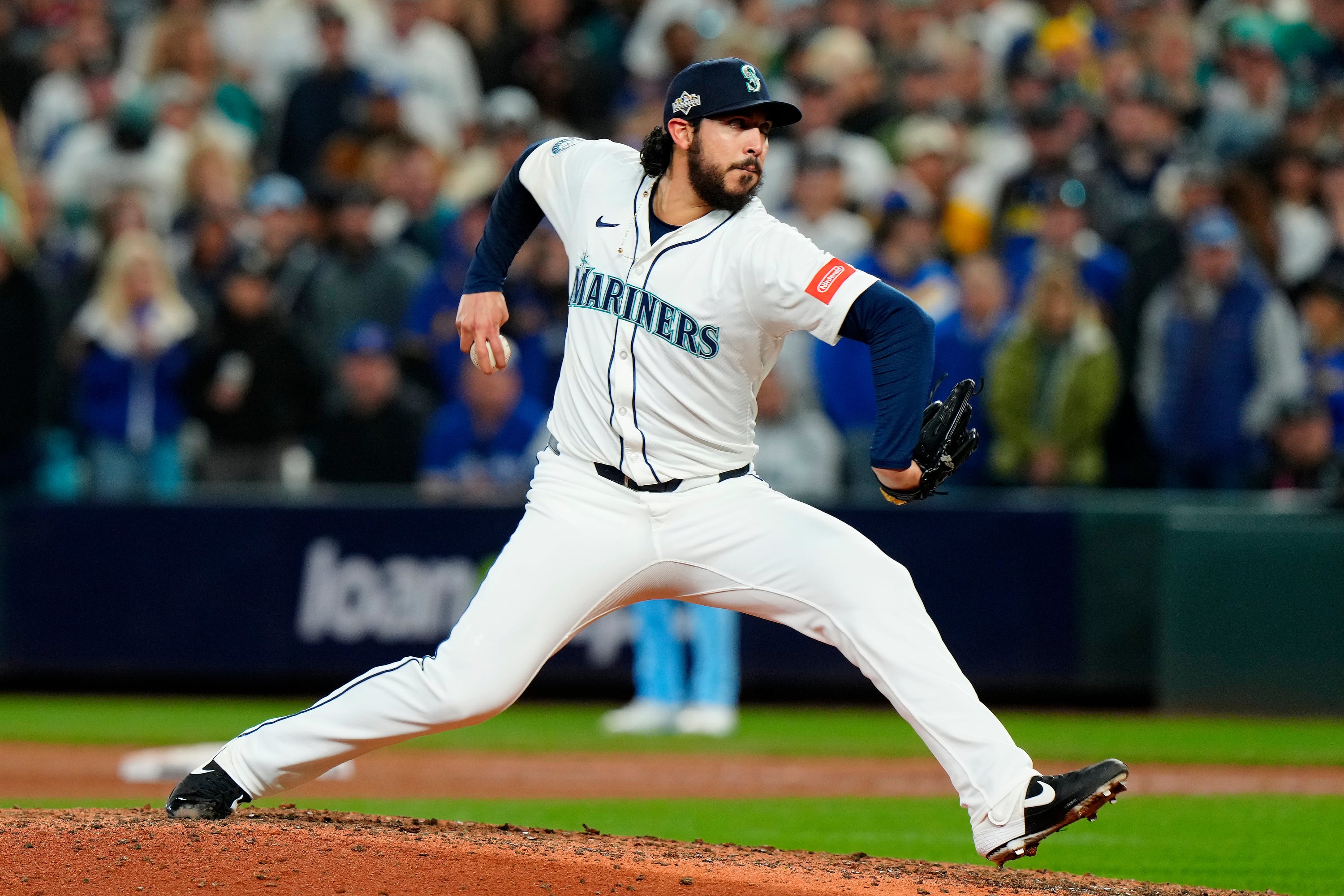 El pítcher mexicano de los Marineros de Seattle Andrés Muñoz trabaja la novena en el juego 5 de la Serie de Campeonato de la Liga Americana ante los Azulejos de Toronto el viernes 17 de octubre del 2025. (Frank Gunn/The Canadian Press via AP)