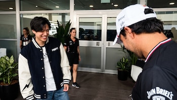 La broma de Checo Pérez que deja a Guanyu Zhou como su nueva víctima en Singapur