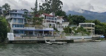 El lugar cuenta con construcciones