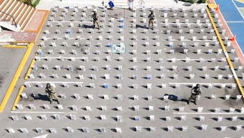 Las autoridades encontraron 57 pacas con 1,670 paquetes de supuesta cocaína tras asegurar la embarcación en playa Blanca, Trudille. (Cortesía: Dirección Nacional de Control de Drogas)