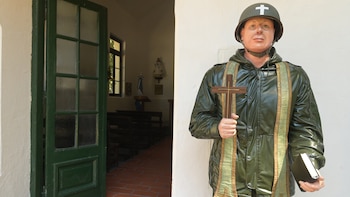 Figura del sacerdote Santiago Mora