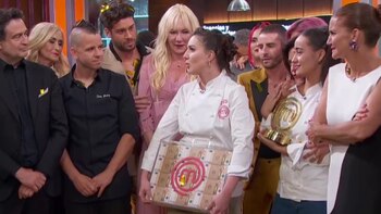 Inés Hernad junto al jurado