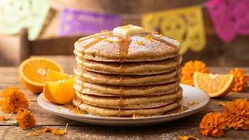 La receta de hot cakes que sabe a pan de muerto y se prepara en pocos minutos