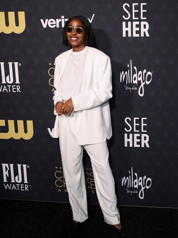 La actriz Ayo Edebiri lució