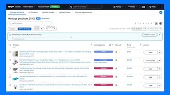Captura de pantalla de la interfaz de administración de Amazon con una lista de productos tecnológicos, precios e indicadores de estado