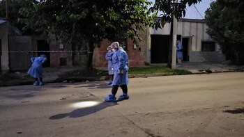 Una banda atacó a una