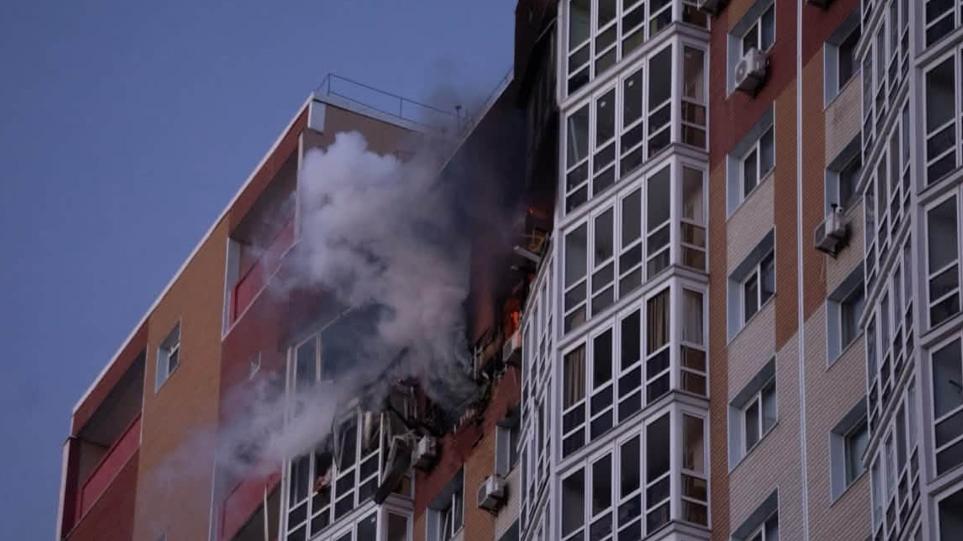 El ataque alcanzó un edificio de 25 pisos en el margen oriental del Dniéper, región de Kiev (Servicio Estatal de Emergencias de Ucrania)