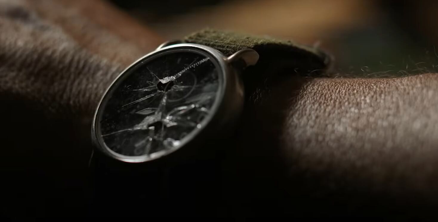 El reloj de Joel, diseñado originalmente para el videojuego, mantiene la fidelidad a su versión digital en la serie (captura de video)