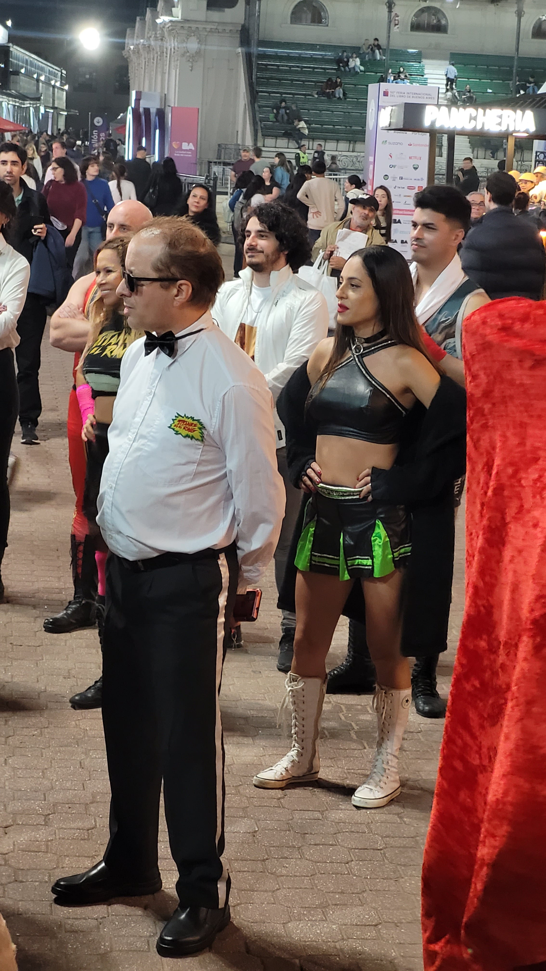 Figuras de Titanes en el Ring, incluyendo al Profesor Roberts, sorprenden a los asistentes en la 50ª Feria Internacional del Libro de Buenos Aires con una animada aparición en el evento cultural.