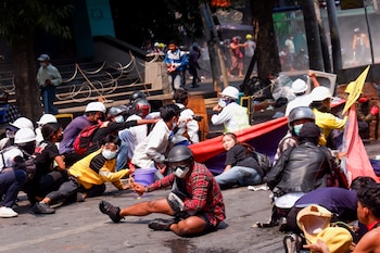 Los manifestantes se agachan después de que la policía abriera fuego para dispersar una protesta contra el golpe en Mandalay, Myanmar, el 3 de marzo de 2021. REUTERS