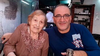 Leonardo junto a María, su