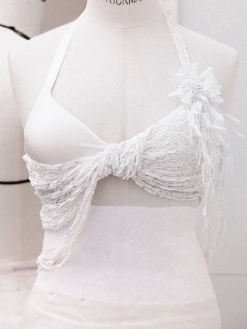 Las cascadas de perlas, cristales y la flor tridimensional añadieron dinamismo y sofisticación al vestuario (Instagram)