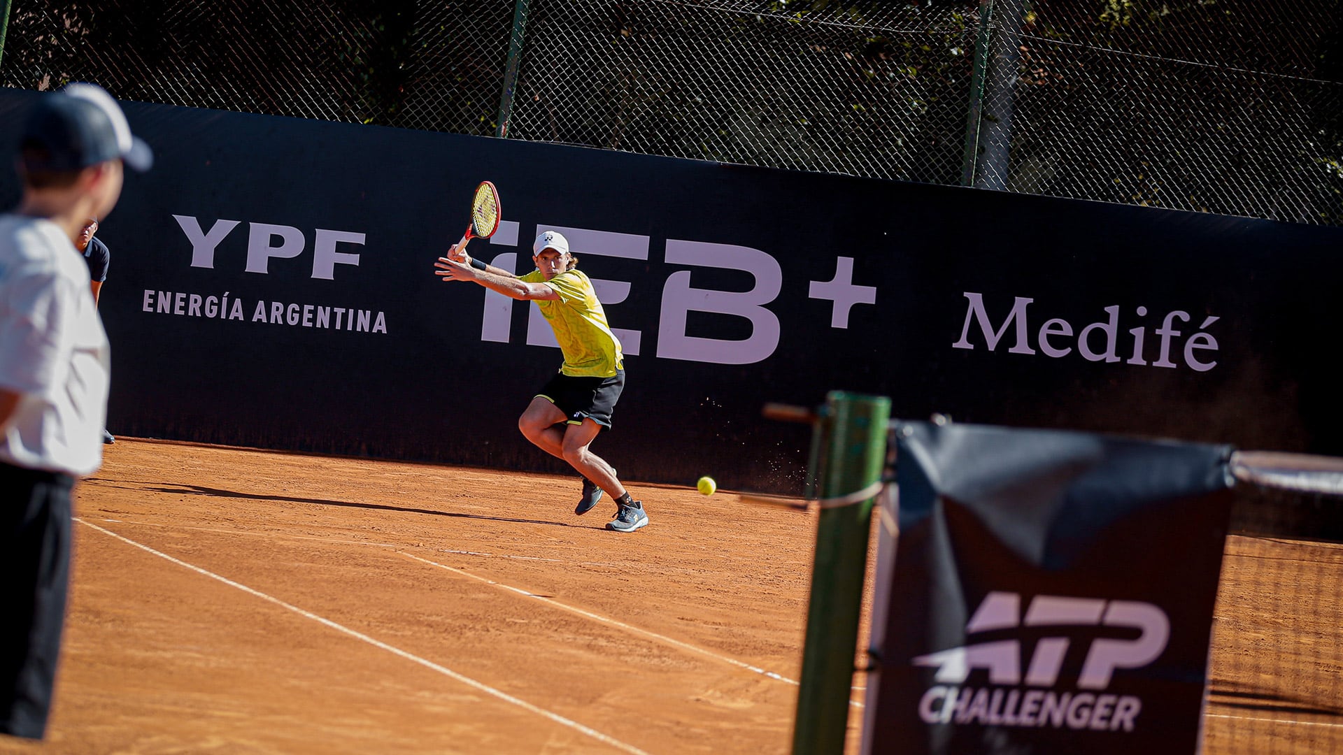 Lautaro Midón venció a Juan Manuel La Serna y se clasificó para las semifinales del AAT Challenger de Tigre (Crédito: Prensa AAT)