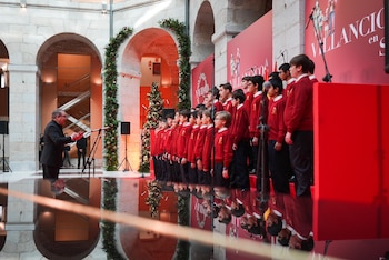 Alumnos de la Escolanía de El Escorial actuando en la sede de la Comunidad de Madrid