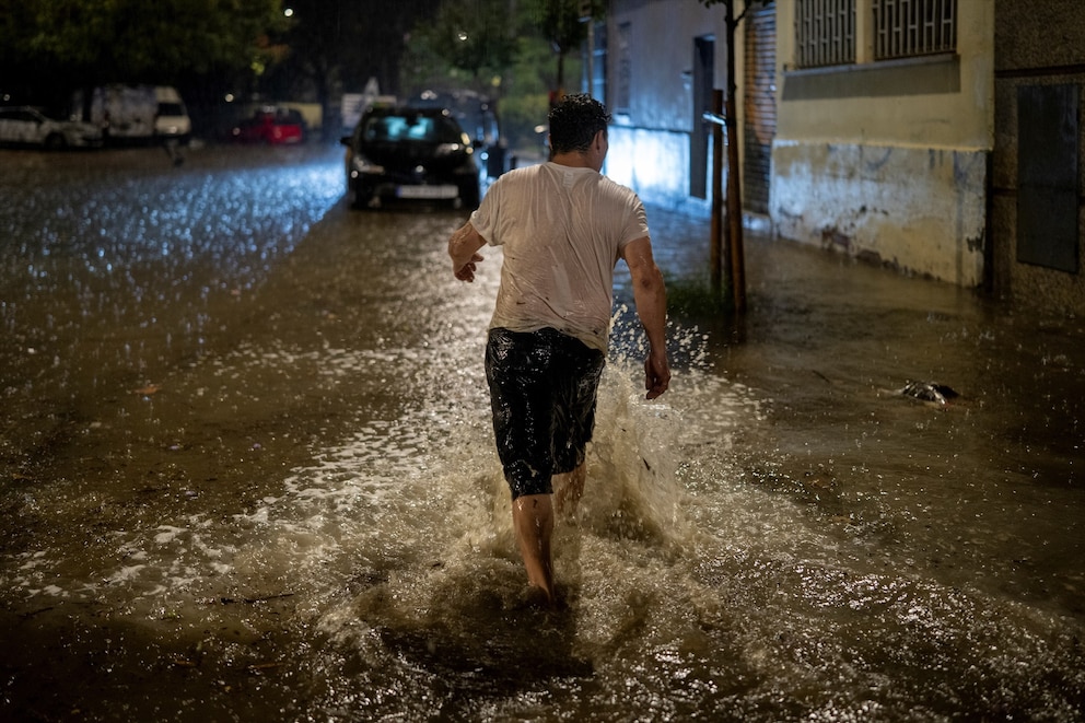 El temporal de lluvias en Cataluña deja dos fallecidos, más de 4.000 incidencias y carreteras afectadas, principalmente en Barcelona El temporal de lluvias en Cataluña deja dos fallecidos, más de 4.000 incidencias y carreteras afectadas, principalmente en Barcelona
