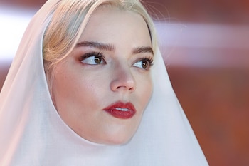 El manto blanco translúcido crea una imagen de pureza conceptual, convirtiendo el accesorio en el elemento central y etéreo del look (REUTERS/Hannah McKay)