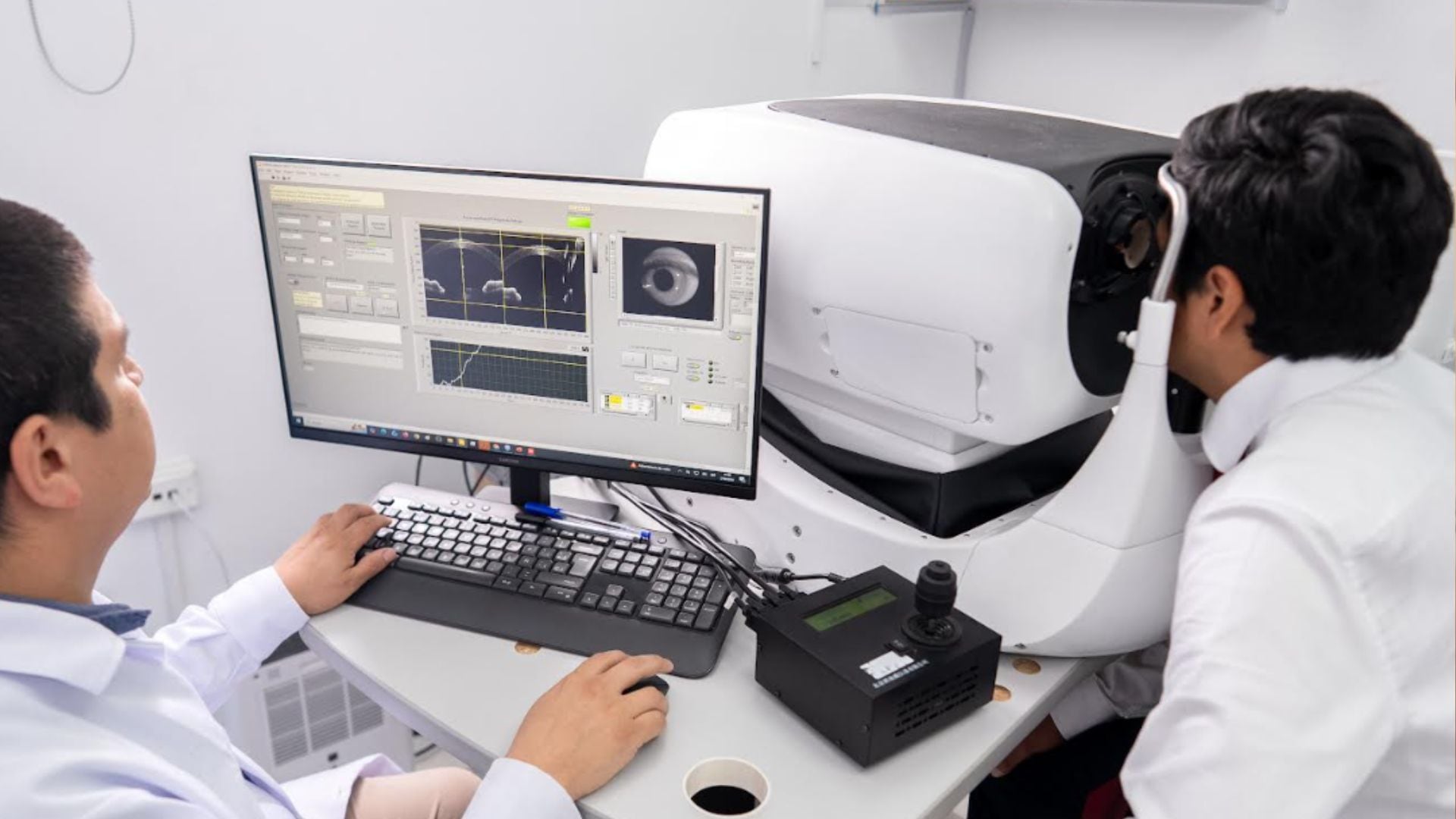 La tecnología combina ultrasonido, tomografía de coherencia óptica y elastografía para estudiar el tejido corneal - Créditos: Difusión.