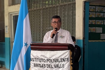 Profesor Víctor Fiallos dedicó gran parte de su vida a la enseñanza, la formación de valores y el servicio en el Instituto Polivalente Brisas del Valle (Cortesía Cinthia López).