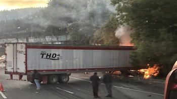 Tráiler se incendia tras choque
