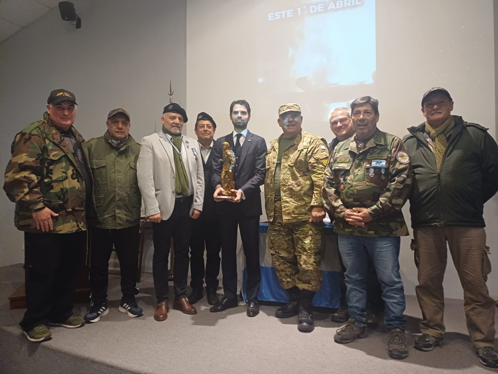 En el centro, el embajador con la estatuilla que hace años los veteranos entregan a aquellos que ayudan a mantener viva la llama de Malvinas