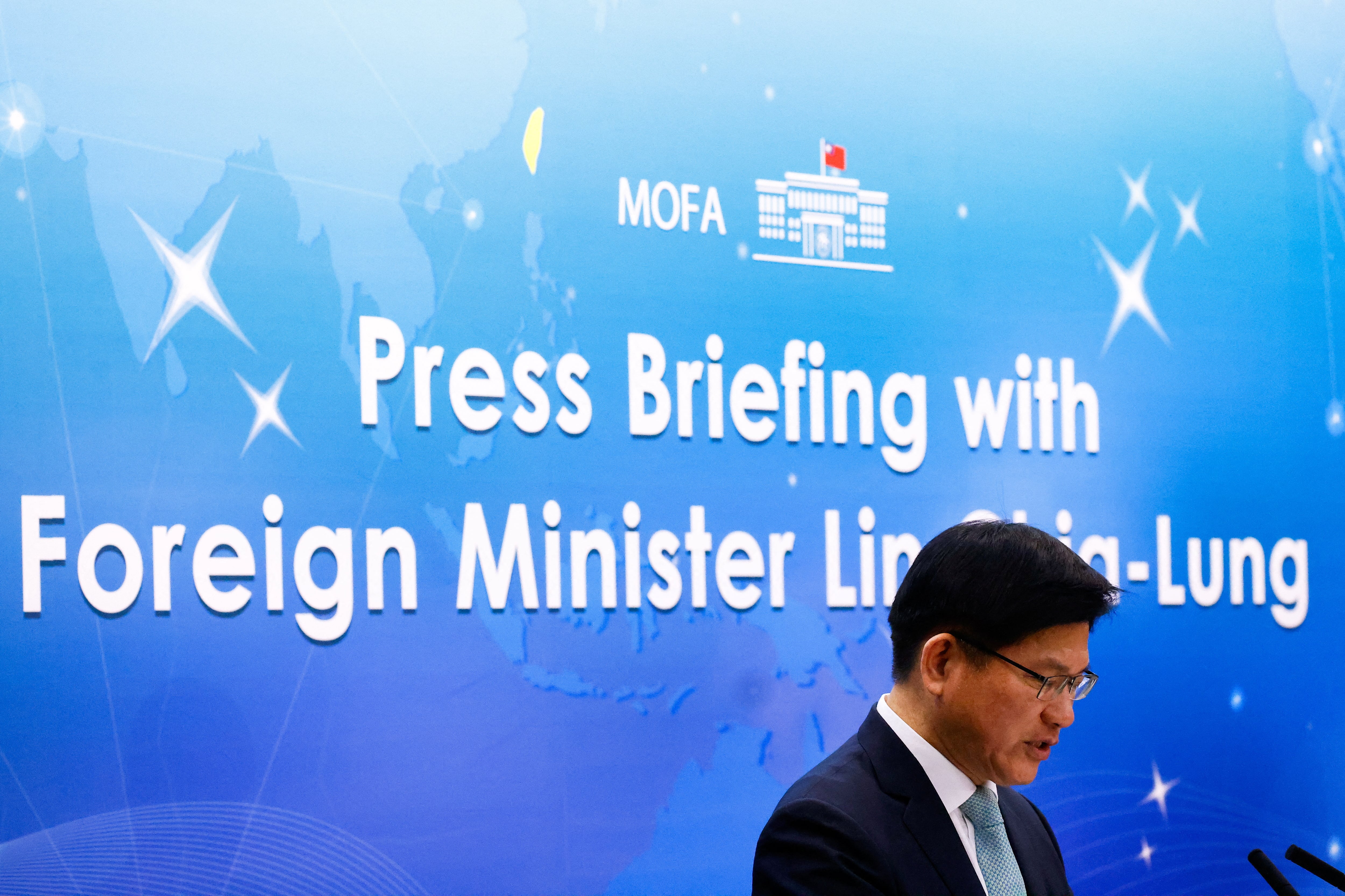 El ministro de Asuntos Exteriores de Taiwán, Lin Chia-lung, pronuncia un discurso en una conferencia de prensa para medios extranjeros en Taipéi, Taiwán, el 19 de julio de 2024. REUTERS/Ann Wang