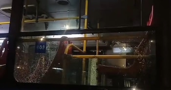 Ônibus Sitp destruído com tijolos após resultado eleitoral - crédito @JD_Quinteror /