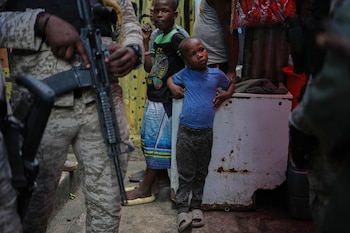 Familias enteras se han visto forzadas a huir y separarse ante el avance de bandas armadas en vecindarios del norte de la capital. (AP foto/Odelyn Joseph)
