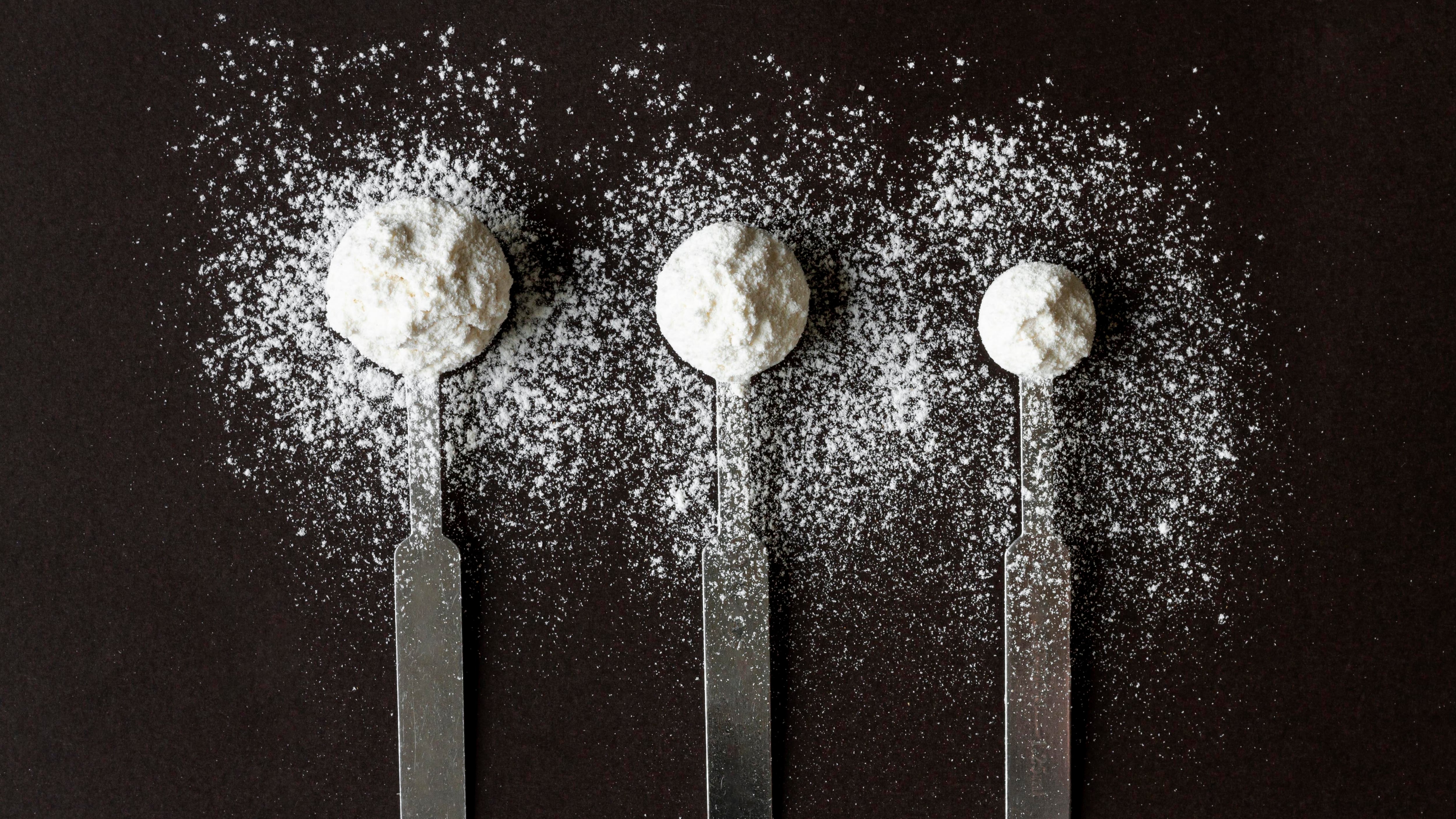 La creatina se utiliza tradicionalmente como suplemento deportivo para aumentar la resistencia y la recuperación muscular en entrenamientos intensos (Freepik)