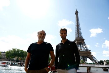 Thierry Reboul, Director Ejecutivo de Marca, Creatividad y Compromiso de París 2024 y Tony Estanguet, Presidente del Comité Organizador de París 2024 frente a la Torre Eiffel (REUTERS/Gonzalo Fuentes)