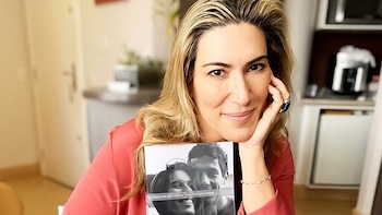 Adriane publicó el libro en