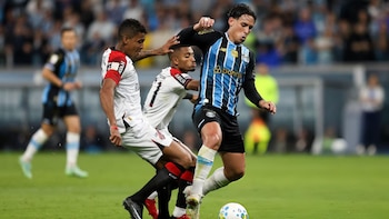 Gremio logra zafarse de la zona de descenso del Brasileirao con una exhibición brillante de Erick Noriega ante Athletico Paranaense