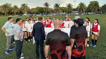 Las autoridades de River conversan