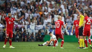 La expulsión de Arturo Vidal marcó el rumbo de la serie en 2017 entre ambos equipos - crédito Reuters