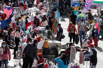 Ciudadanos hacen compras navideñas en