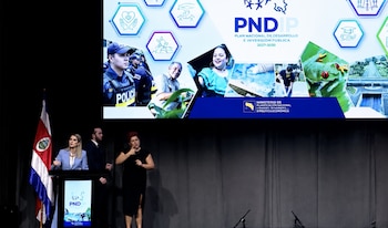 La presidenta Laura Fernández presentó el Plan Nacional de Desarrollo e Inversión Pública 2027-2030 junto con la ministra de Planificación, Karla Morales. Crédito: Captura video Presidencia de la República