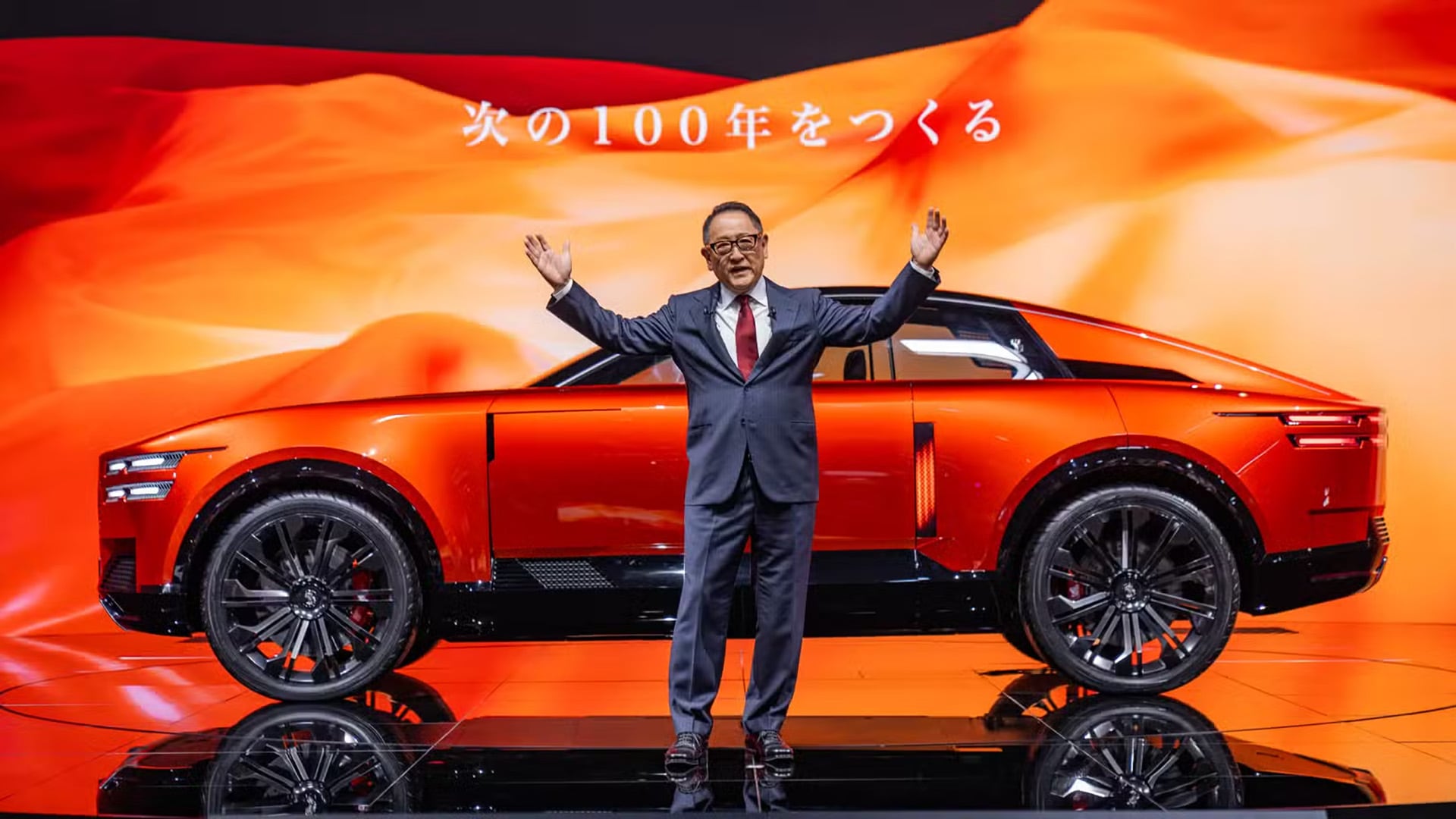 Akio Toyoda presentó el concept car Toyota Century Coupé en el Salón de la movilidad de Japón. Ese modelo podría traer de regreso un motor V12 híbrido.
