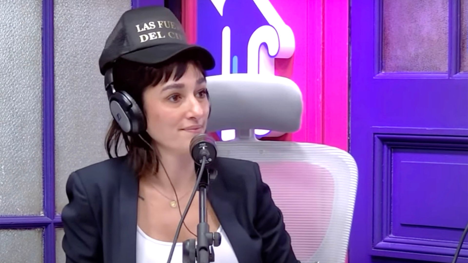 La concejala Leila Gianni con una gorra de Las Fuerzas del Cielo