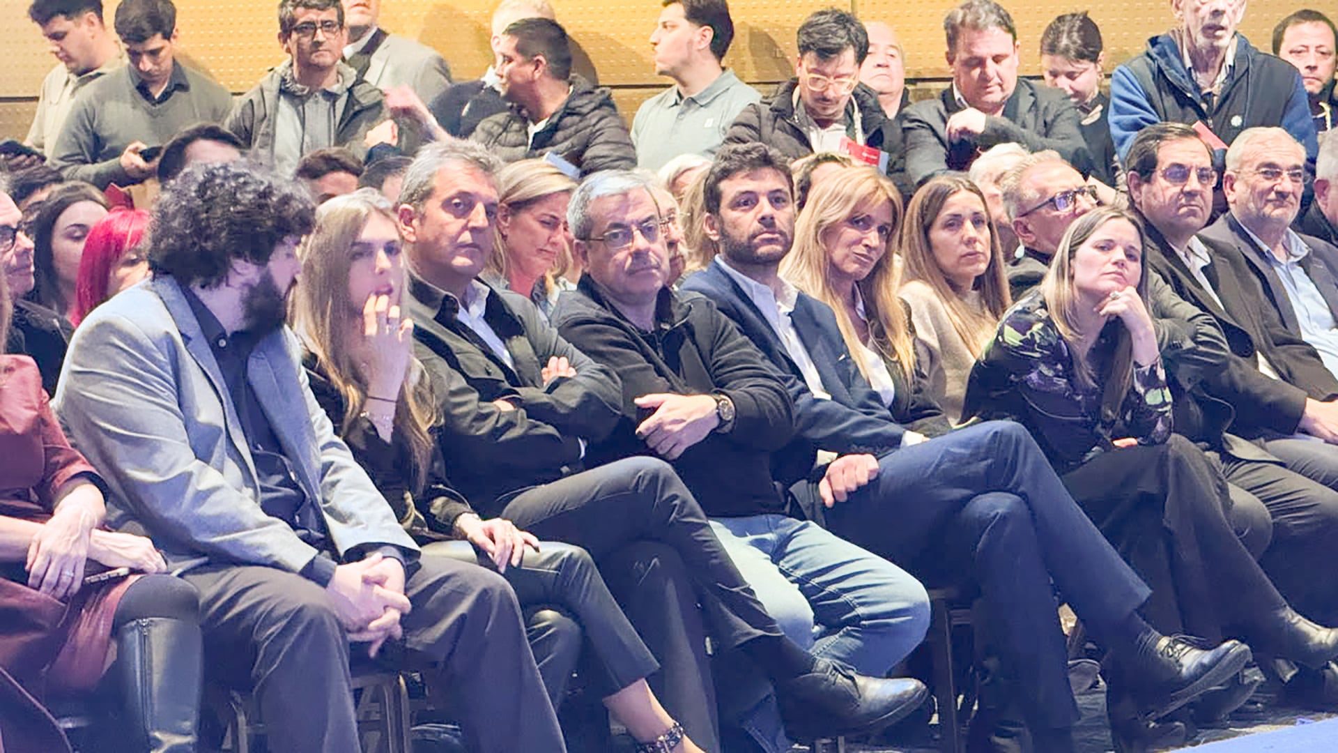 Algunos de los dirigentes del peronismo santafesino junto a Sergio Massa en la presentación del libro de Giuliano