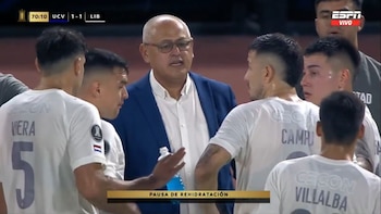 La estrategia que implementó un entrenador paraguayo durante la pausa de hidratación de un partido de Copa Libertadores