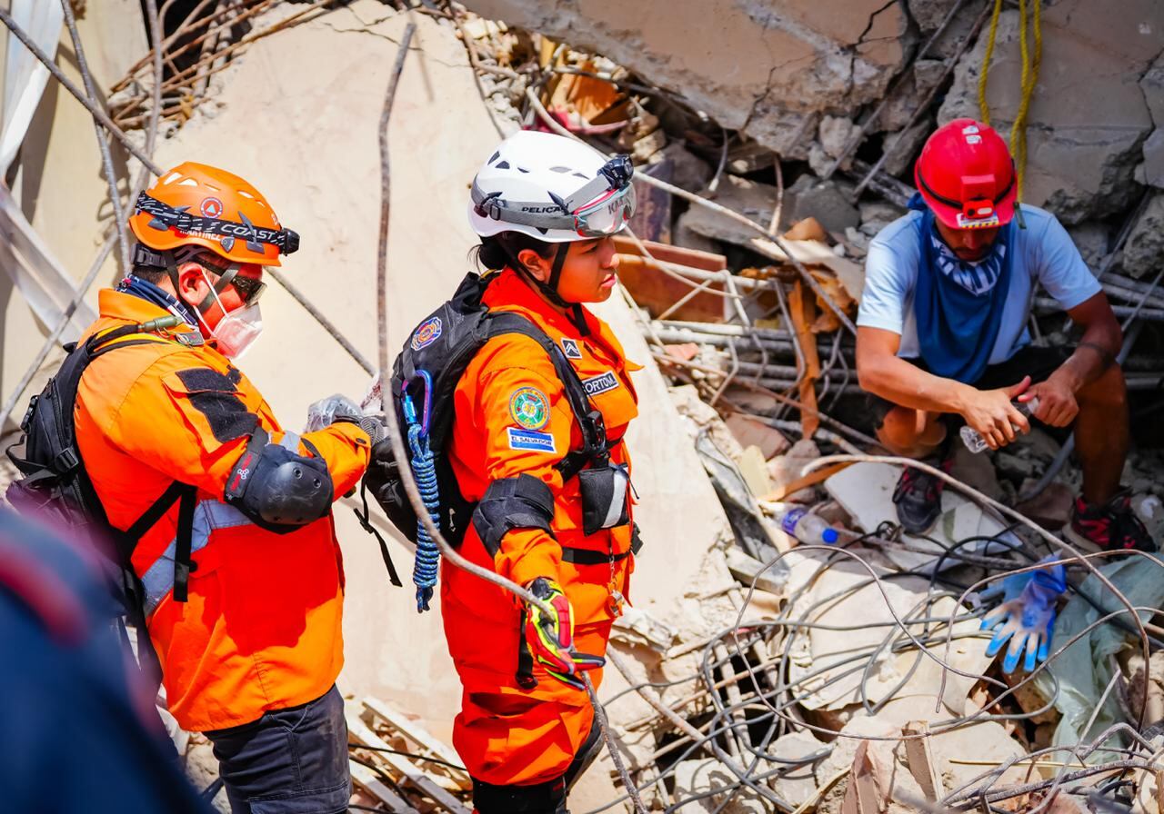 Los indicios detectados por el grupo USAR El Salvador fortalecen el esfuerzo conjunto para llegar hasta quien pueda permanecer atrapado en el edificio residencial Club Caribe, urbanización Palmar Este y avenida La Costanera, en Caraballeda. (Foto cortesía Secretaría de Prensa de la Presidencia)