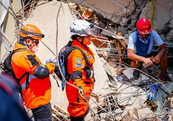Los indicios detectados por el grupo USAR El Salvador fortalecen el esfuerzo conjunto para llegar hasta quien pueda permanecer atrapado en el edificio residencial Club Caribe, urbanización Palmar Este y avenida La Costanera, en Caraballeda. (Foto cortesía Secretaría de Prensa de la Presidencia)