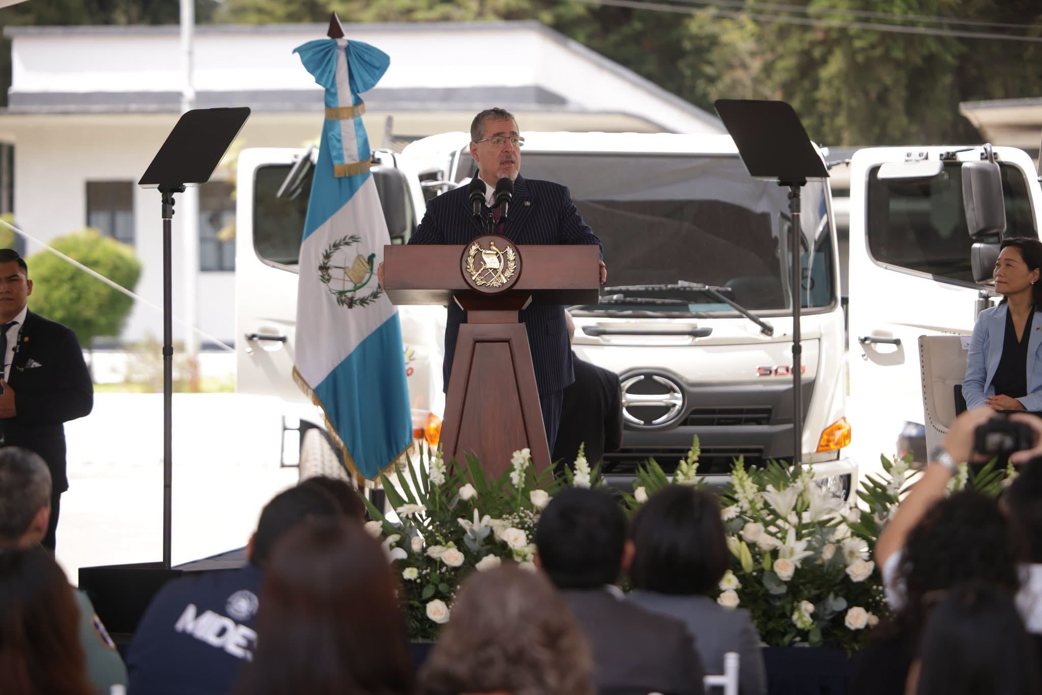 El presidente de Guatemala, Bernardo Arévalo, observa una flota de camiones de carga donados por Taiwán para programas estatales en un acto oficial. (Diario de Centroamérica)