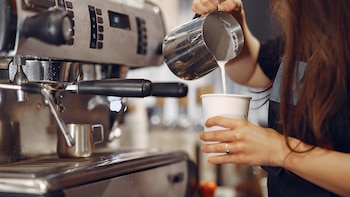 Una camarera que avisó