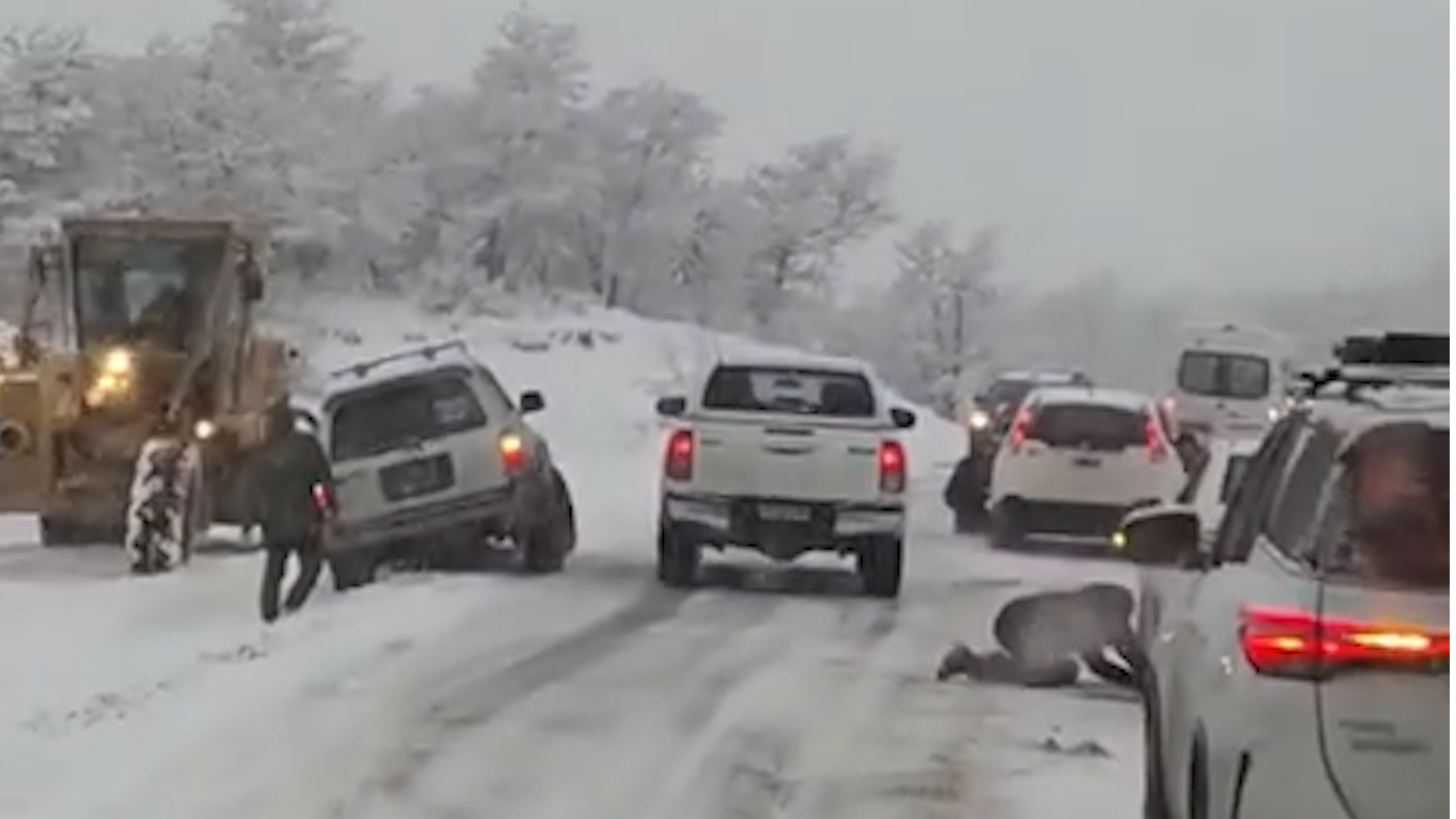 “Esto pasa cuando no usás cadenas”: la escena caótica que se vivió en medio de una fuerte nevada en San Martín de los Andes