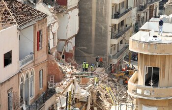 Voluntarios y un miembro del