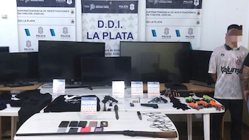 El joven detenido junto a