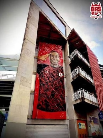 Este es el mural pintado en homenaje a Adrián Ramos, que padeció importante afectación por el terremoto en Colombia - crédito América