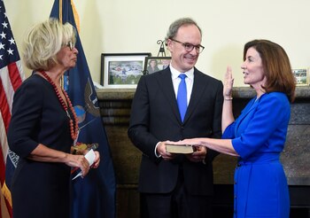 Kathy Hochul jura ante la