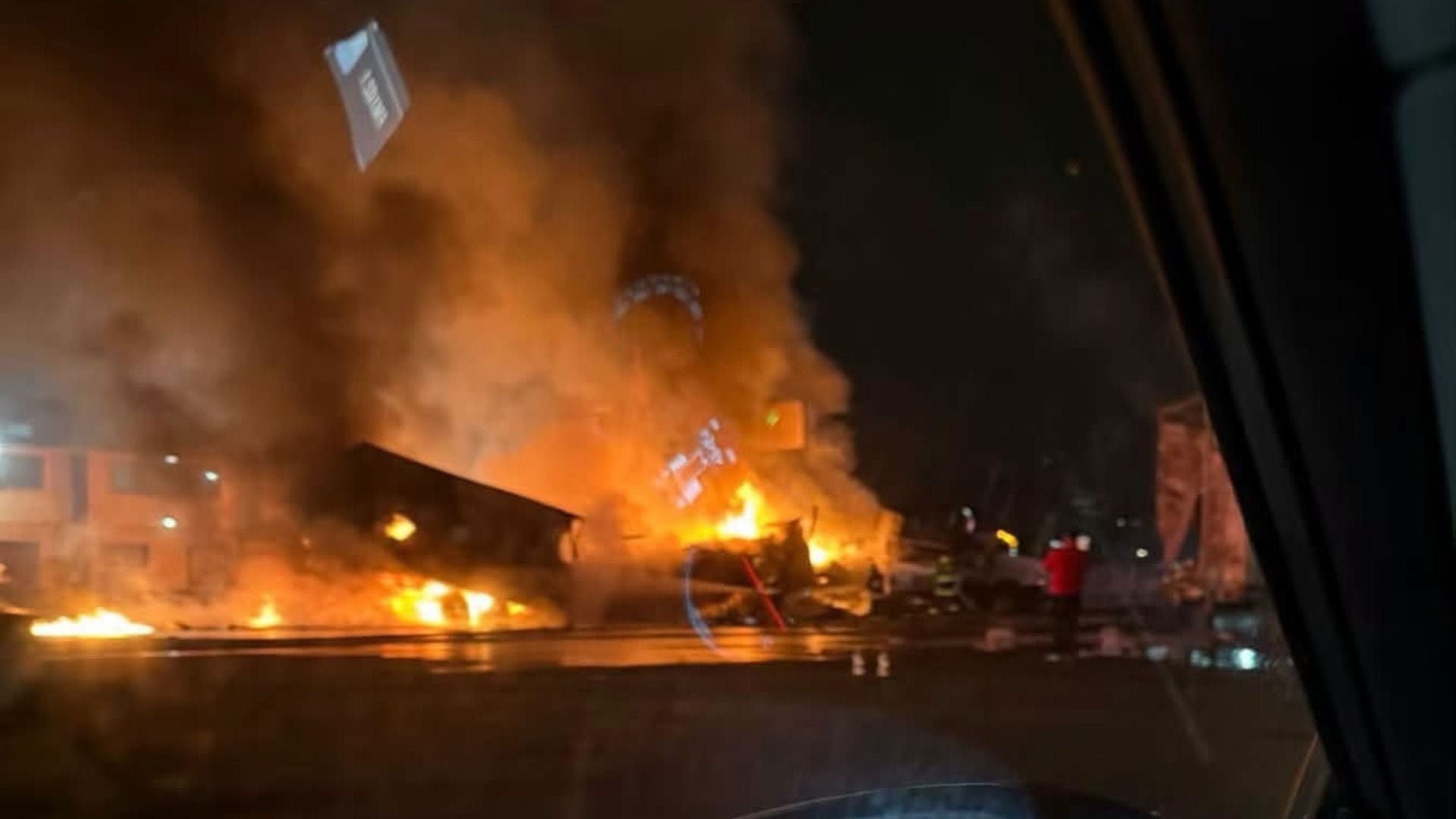 El accidente ocurre a la altura del puente del Tren Interurbano, donde transportistas mantienen cerrada la vialidad desde la tarde del lunes como parte de un paro nacional. (Captura de pantalla redes)