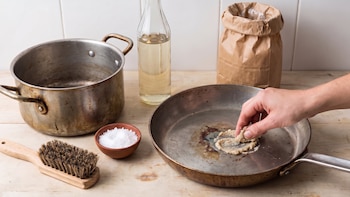 Vinagre blanco, sal y harina el truco para limpiar ollas y sartenes: por qué es tan eficaz y cómo usarlo para sacarle brillo a tus utensilios de cocina